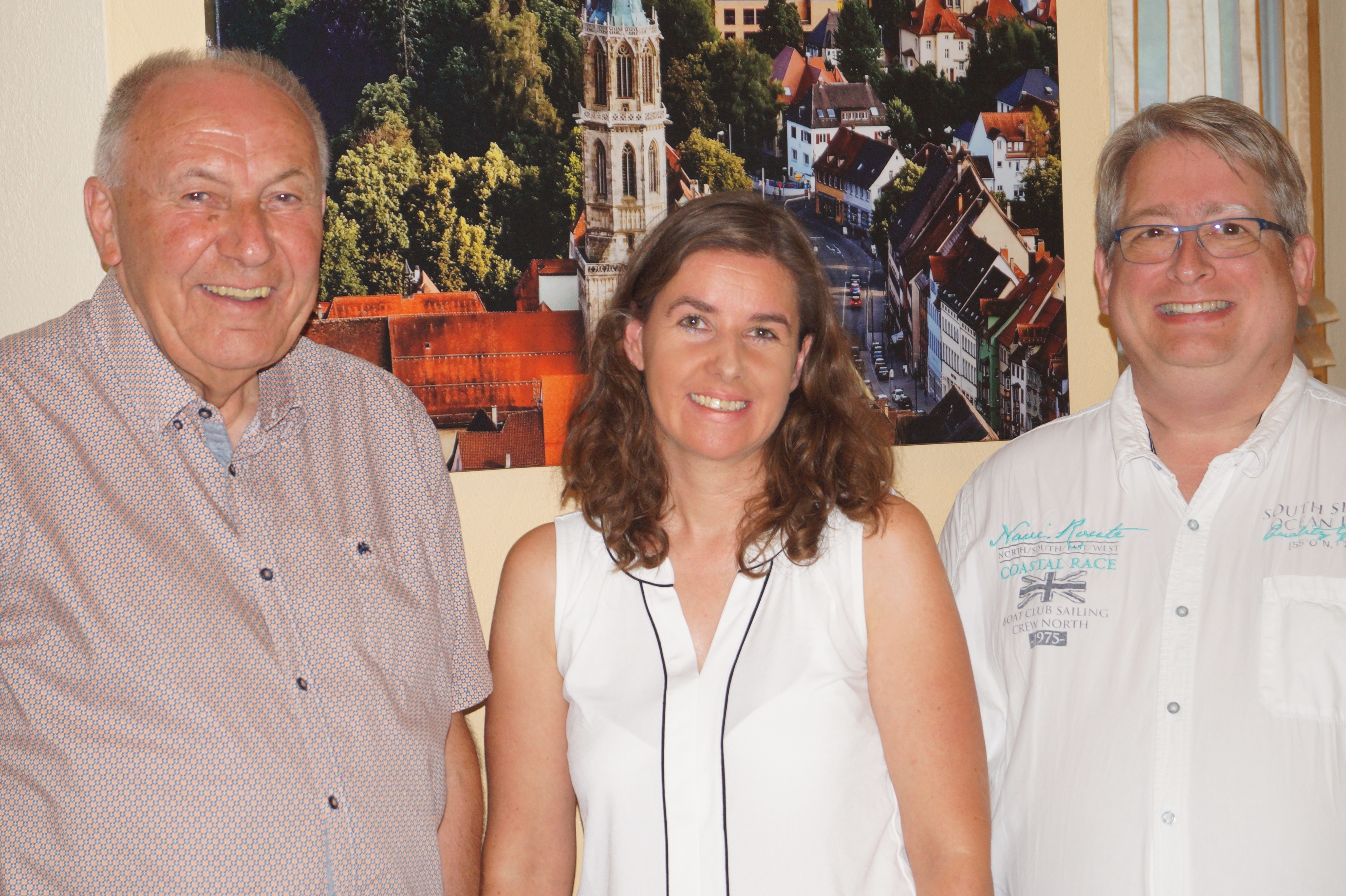 Hans-Peter Faißt (links) und Mirko Witkowski (rechts) bedankten sich im Namen der AWO bei Isabel Mayer (Mitte) für ihre am Omsdorfer Hang und am Hegneberg geleistete Arbeit sowie ihren Vortrag bei der AWO-Kreisdelegiertenkonferenz. Foto: Petra Staiger